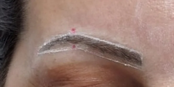 Permanentní make-up dle výběru: pudrové obočí, oční linky i plné rty