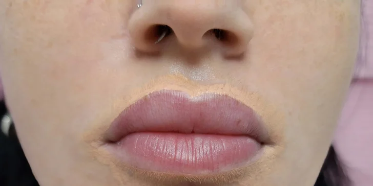 Permanentní make-up dle výběru: pudrové obočí, oční linky i plné rty