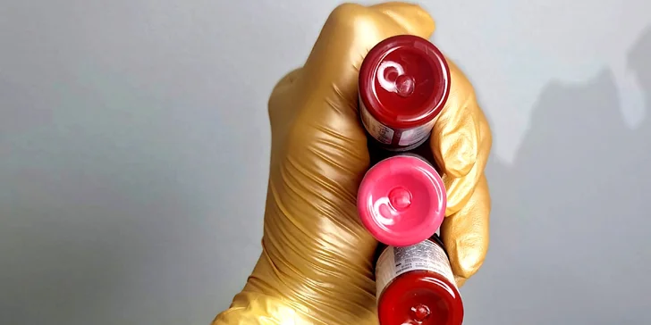Permanentní make-up dle výběru: pudrové obočí, oční linky i plné rty