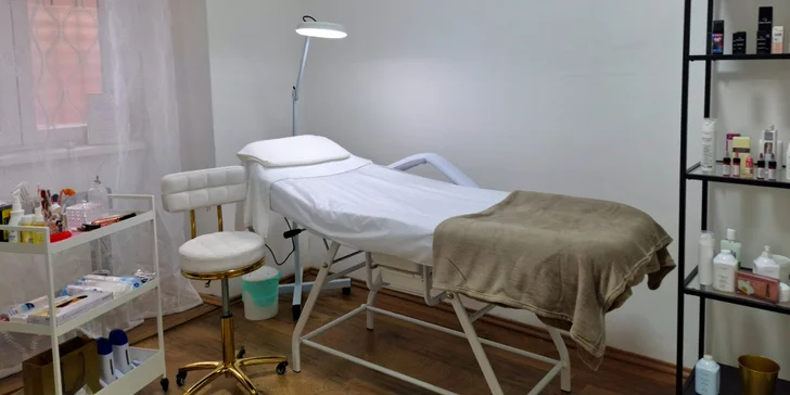 Permanentní make-up dle výběru: pudrové obočí, oční linky i plné rty