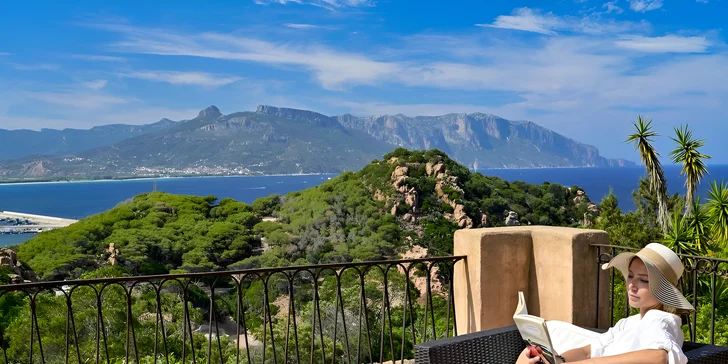 Sardinie: hotel v romantickém zálivu Cala Moresca, bazény, polopenze i možnost spa