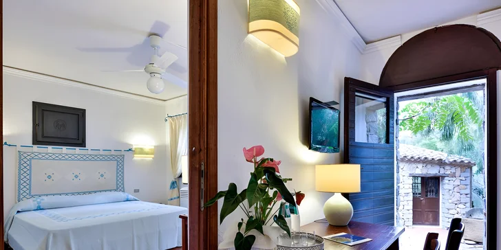 Sardinie: hotel v romantickém zálivu Cala Moresca, bazény, polopenze i možnost spa
