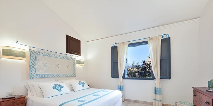 Sardinie: hotel v romantickém zálivu Cala Moresca, bazény, polopenze i možnost spa