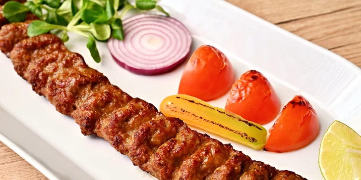 Perské speciality pro 1-4 osoby: jehněčí nebo kuřecí kebab a domácí limonáda