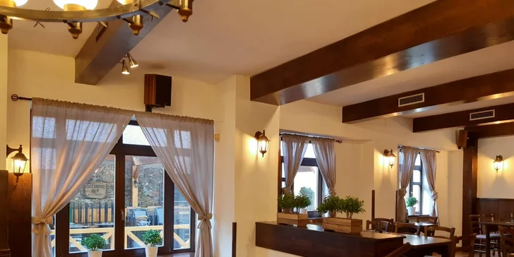 Voucher do restaurace v třebíčském Černém domě: česká, americká a řecká kuchyně