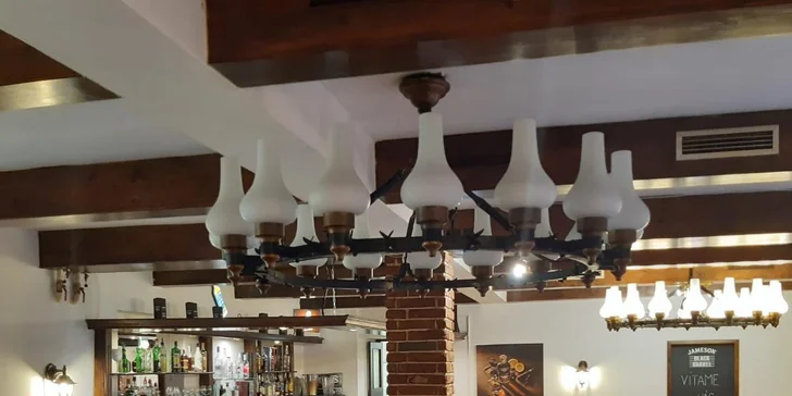 Voucher do restaurace v třebíčském Černém domě: česká, americká a řecká kuchyně