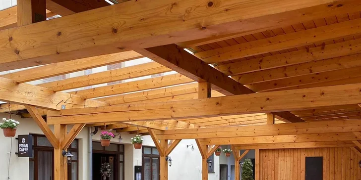 Voucher do restaurace v třebíčském Černém domě: česká, americká a řecká kuchyně