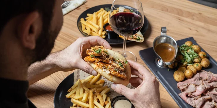 Voucher do restaurace v třebíčském Černém domě: česká, americká a řecká kuchyně