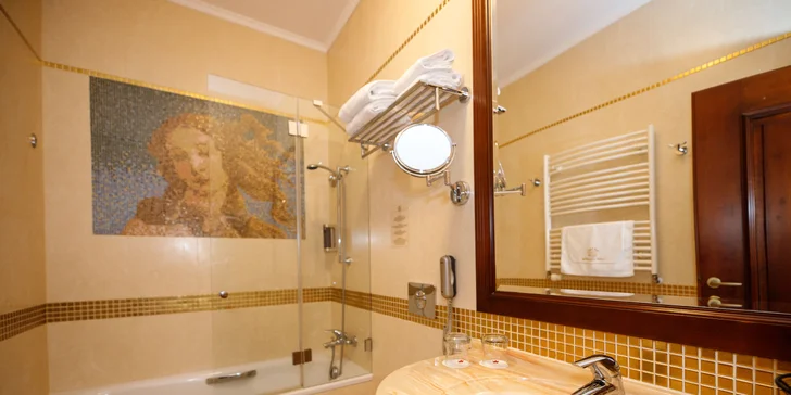 Pobyt v elegantním hotelu blízko kolonády: snídaně, wellness i procedury