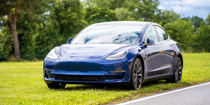 Tesla 3 Performance: spolujízda nebo řízení i s příběhy z cest kolem světa