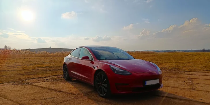 Tesla 3 Performance: spolujízda nebo řízení i s příběhy z cest kolem světa