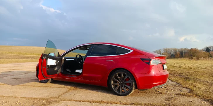 Tesla 3 Performance: spolujízda nebo řízení i s příběhy z cest kolem světa