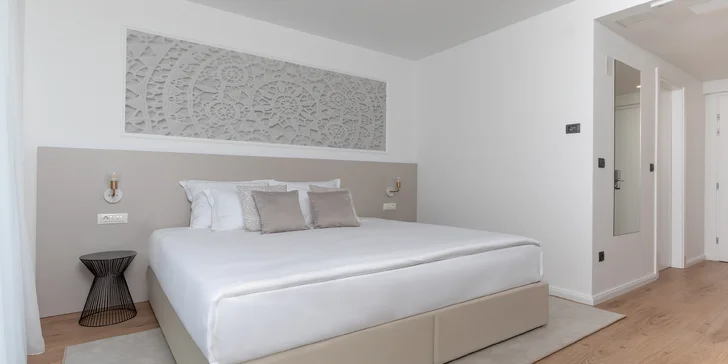 Moderní hotel na chorvatském ostrově Pag se snídaní či polopenzí a wellness