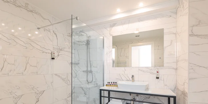 Moderní hotel na chorvatském ostrově Pag se snídaní či polopenzí a wellness