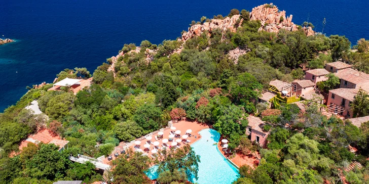Sardinie: hotel v romantickém zálivu Cala Moresca, bazény, polopenze i možnost spa