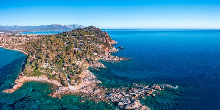 Sardinie: hotel v romantickém zálivu Cala Moresca, bazény, polopenze i možnost spa