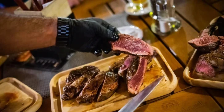 Voucher do restaurace v třebíčském Černém domě: česká, americká a řecká kuchyně