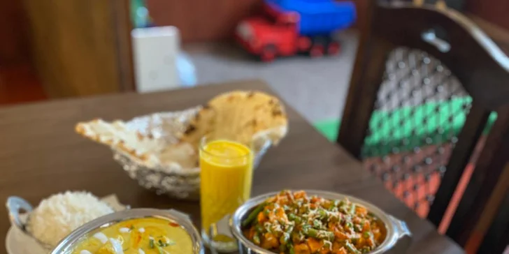 Tříchodové indické menu s kormou, masalou nebo butter chicken pro 1 či 2 osoby