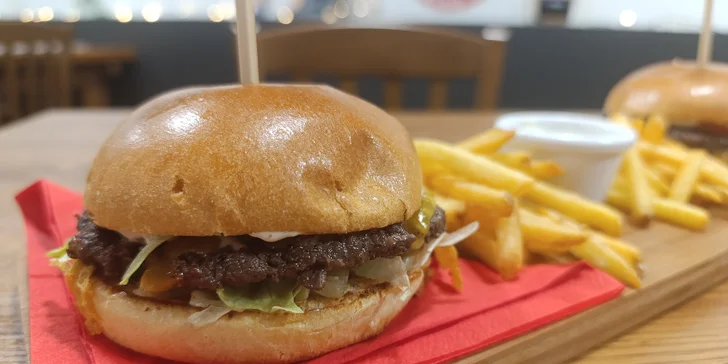 Vypečený burger dle výběru pro 1 až 4 osoby: hranolky, nápoj i odnos s sebou