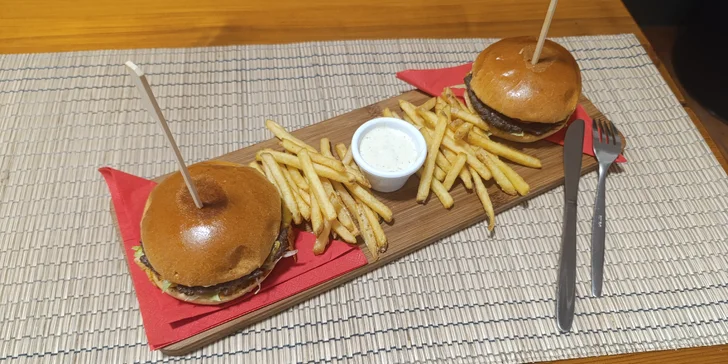 Vypečený burger dle výběru pro 1 až 4 osoby: hranolky, nápoj i odnos s sebou