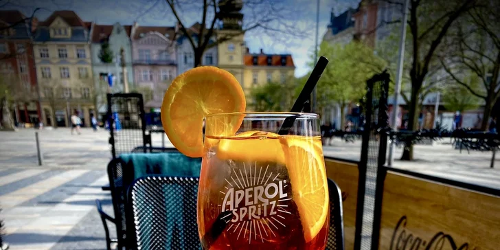 Drink dle výběru pro 1 i 2 osoby v kavárně U Zlaté koruny: Aperol Spritz či Gin & tonic