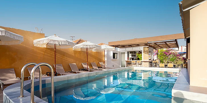 Letecký zájezd na Zakynthos: aparthotel 80 metrů od pláže, bazén, polopenze