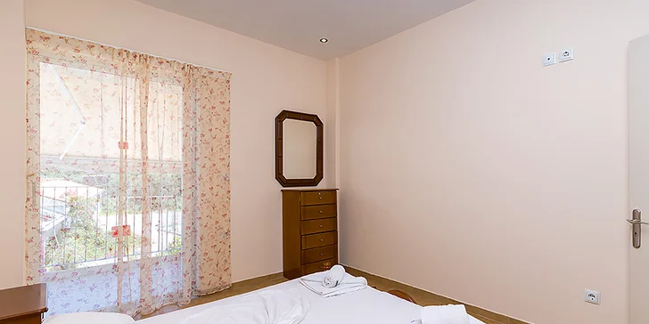 Letecký zájezd na Zakynthos: aparthotel 80 metrů od pláže, bazén, polopenze