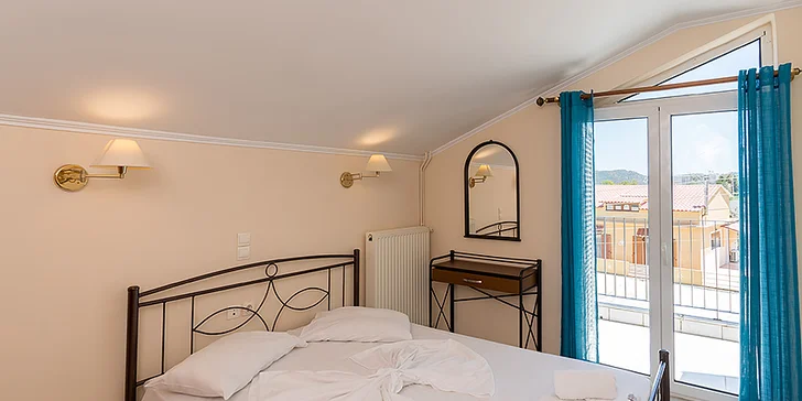 Letecký zájezd na Zakynthos: aparthotel 80 metrů od pláže, bazén, polopenze