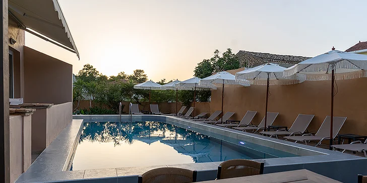 Letecký zájezd na Zakynthos: aparthotel 80 metrů od pláže, bazén, polopenze