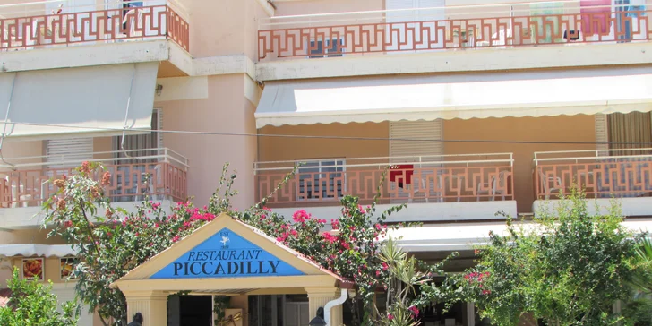 Letecký zájezd na Zakynthos: aparthotel 80 metrů od pláže, bazén, polopenze