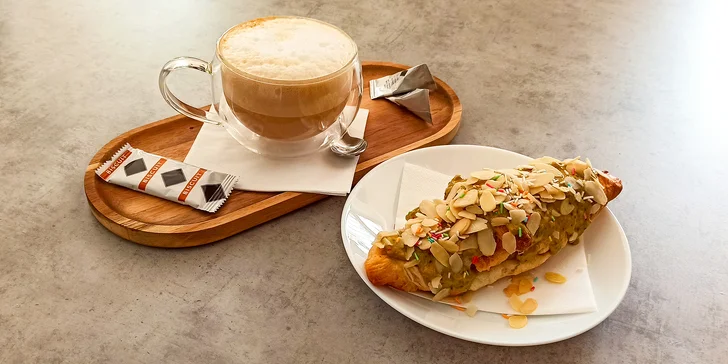 Croissant s nutellou či pistáciovým krémem nebo vafle a káva až pro 2 osoby