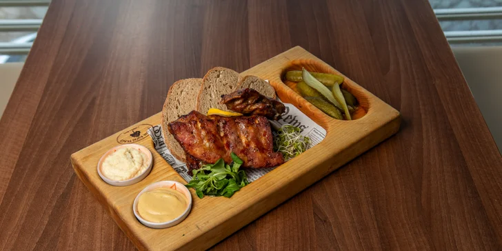 Pečená vepřová BBQ žebírka a rozpečený chleba: 500 nebo 1 000 g