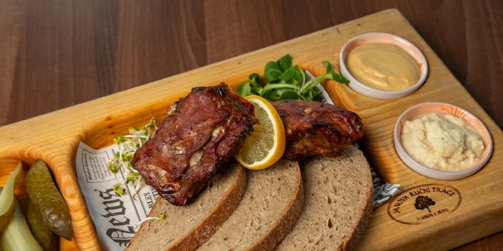 Pečená vepřová BBQ žebírka a rozpečený chleba: 500 nebo 1 000 g