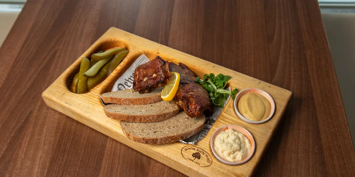 Pečená vepřová BBQ žebírka a rozpečený chleba: 500 nebo 1 000 g