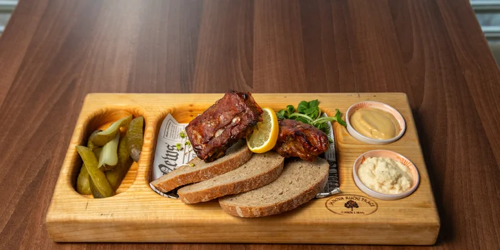Pečená vepřová BBQ žebírka a rozpečený chleba: 500 nebo 1 000 g