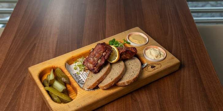 Pečená vepřová BBQ žebírka a rozpečený chleba: 500 nebo 1 000 g