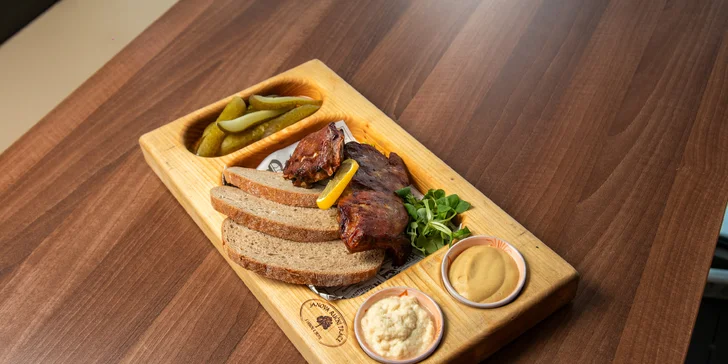 Pečená vepřová BBQ žebírka a rozpečený chleba: 500 nebo 1 000 g
