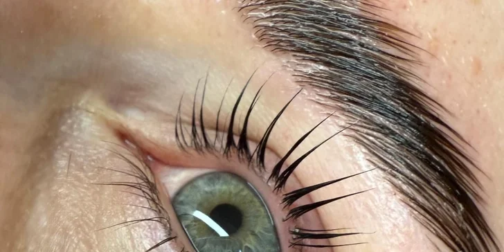 Pro krásný pohled: lash lifting nebo laminace obočí včetně barvení
