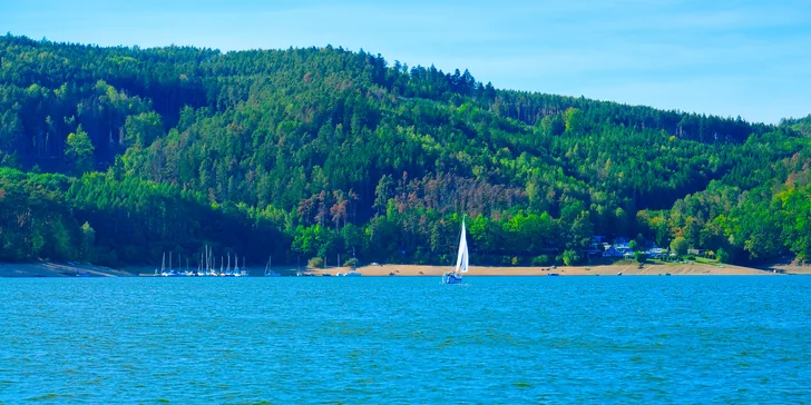 Hodinové zapůjčení paddleboardu na Orlické přehradě pro 1–4 osoby
