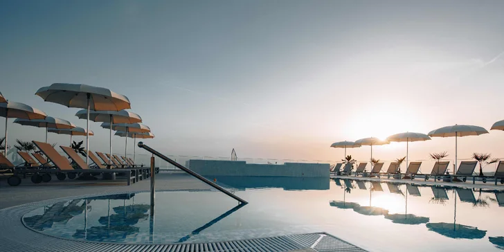 Moderní hotel na chorvatském ostrově Pag se snídaní či polopenzí a wellness