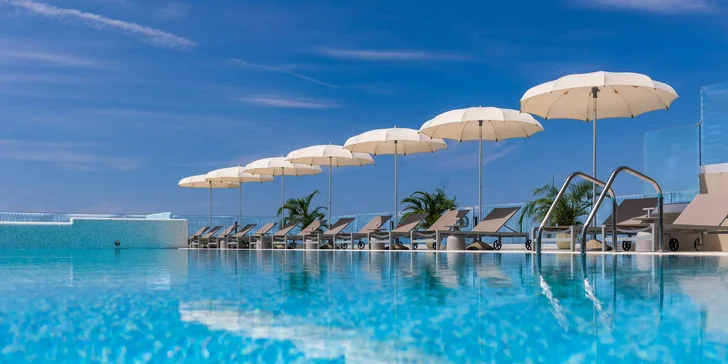 Moderní hotel na chorvatském ostrově Pag se snídaní či polopenzí a wellness