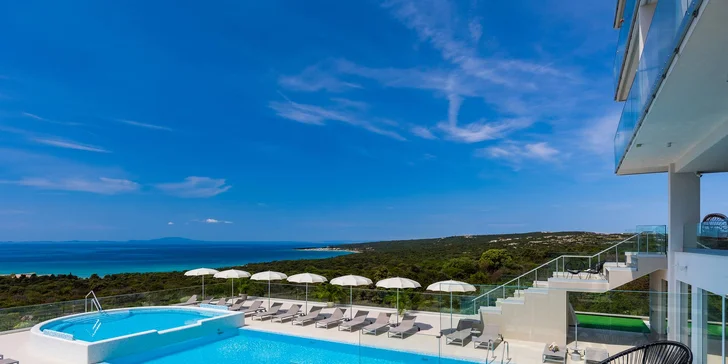 Moderní hotel na chorvatském ostrově Pag se snídaní či polopenzí a wellness