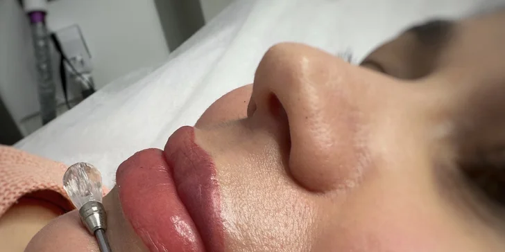 Permanentní make-up: oční linky, obočí pudrovou metodou i výplň rtů