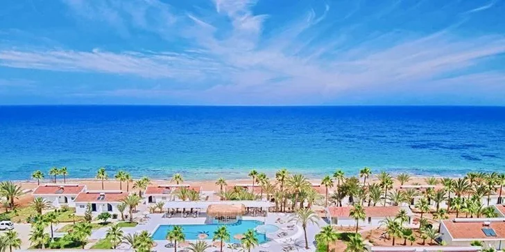 Letecky na Severní Kypr: hotel Long Beach Resort**** s all inclusive a bazénem přímo u pláže