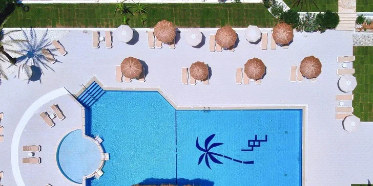 Letecky na Severní Kypr: hotel Long Beach Resort**** s all inclusive a bazénem přímo u pláže