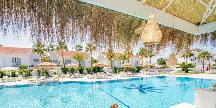 Letecky na Severní Kypr: hotel Long Beach Resort**** s all inclusive a bazénem přímo u pláže