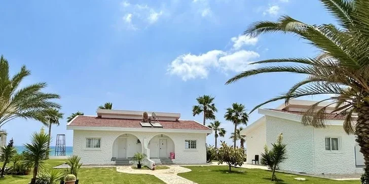 Letecky na Severní Kypr: hotel Long Beach Resort**** s all inclusive a bazénem přímo u pláže
