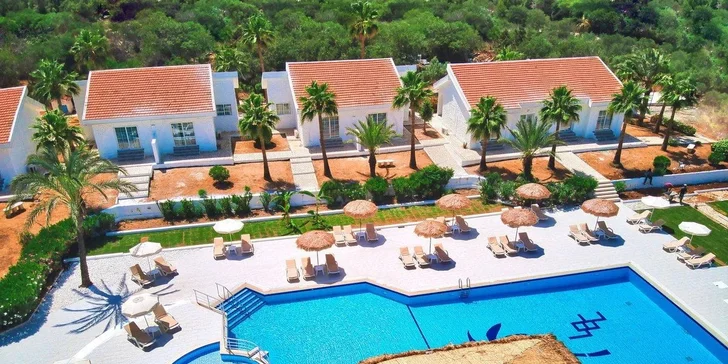 Letecky na Severní Kypr: hotel Long Beach Resort**** s all inclusive a bazénem přímo u pláže