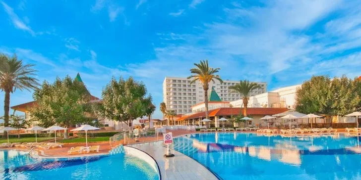 Kypr letecky: 5* Salamis Bay Conti Resort, ultra all inclusive, wellness, fitness i dětský klub ČEDOG
