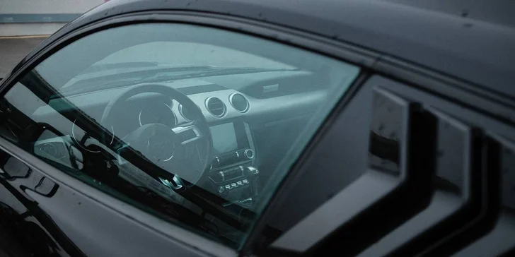 Zapůjčení Fordu Mustang, Mercedesu C63 AMG či BMW M4 na 24hod nebo celý víkend